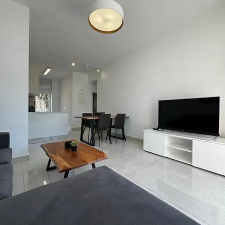 Seaside Gem 2-beds Appartamento Paphos